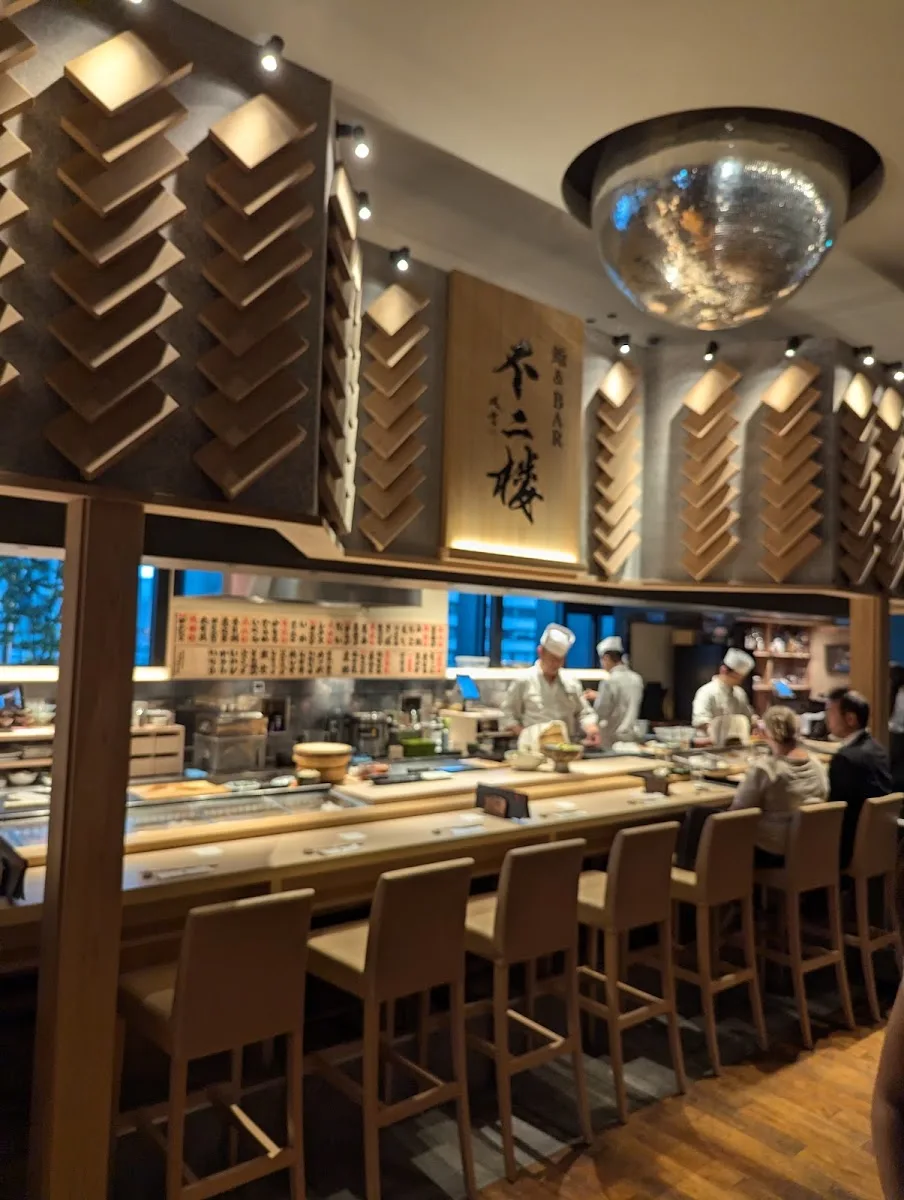 marunouchi HOUSE · 4